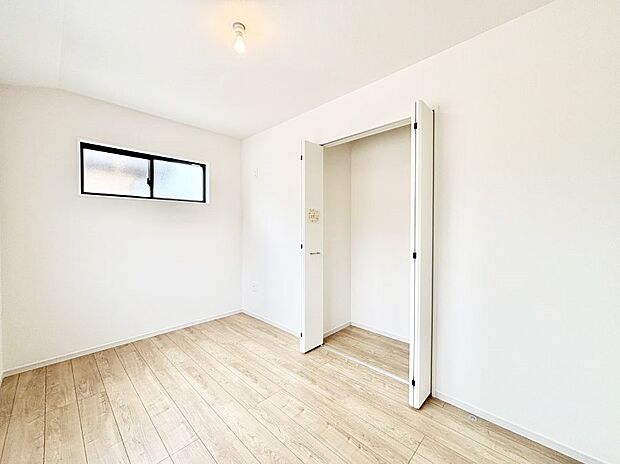 〜Bed Room〜 居室には収納クローゼットを完備!普段使いのお洋服や小物はもちろん、季節物のお洋服などもしっかりと整理整頓おしまい頂けます。 居室空間を広く使用できますね。