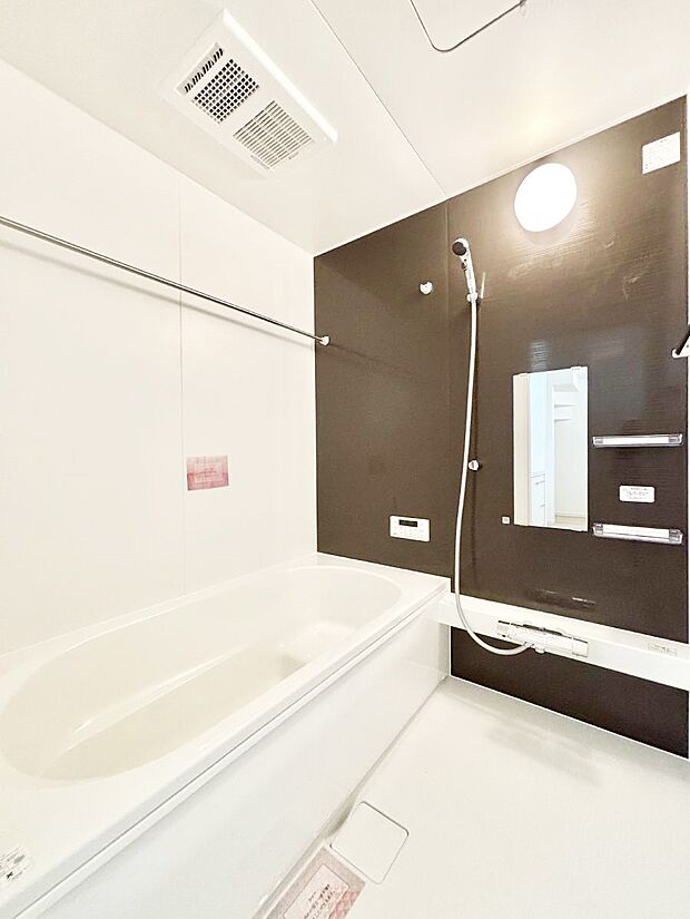 〜Bath Room〜 足を伸ばして入浴することが可能!一日の疲れを癒す貴重なバスタイムです。お子様とご一緒でも十分な広さなので、リビングとは違った家族団欒のひと時をお楽しみいただけます。