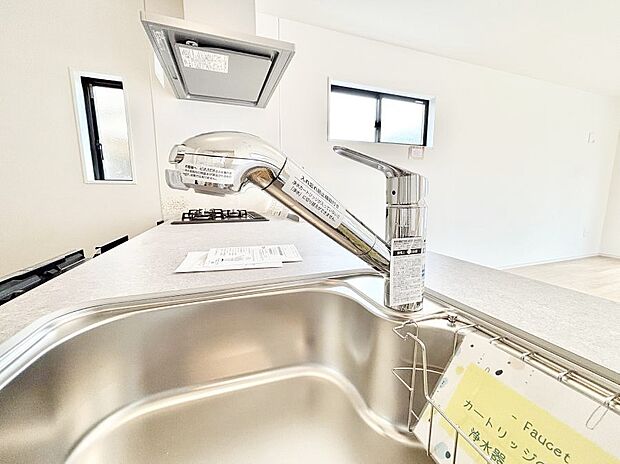 いつでも清潔なおいしいお水を。一つの水栓で水道水と浄水を使い分け。