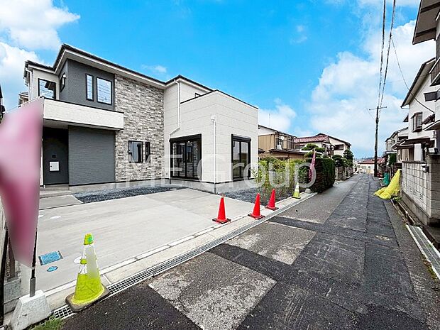 〜Exterior〜前面道路:南 3.72m 公道 駐車場2台置けます!(車種による) 自転車置き場やお子様の遊ぶスペースとして、ゆとりある敷地だからこそ可能な多用途にご利用いただけるスペースです。