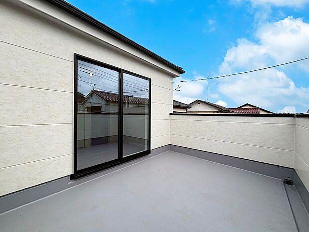 〜Balcony〜 大きな空に囲まれた気持ちのいい家。バルコニーを覗くだけで圧倒的な開放感に包まれます。 バルコニーは陽がさしこみお布団や洗濯物を気持ちよく干すことができます。