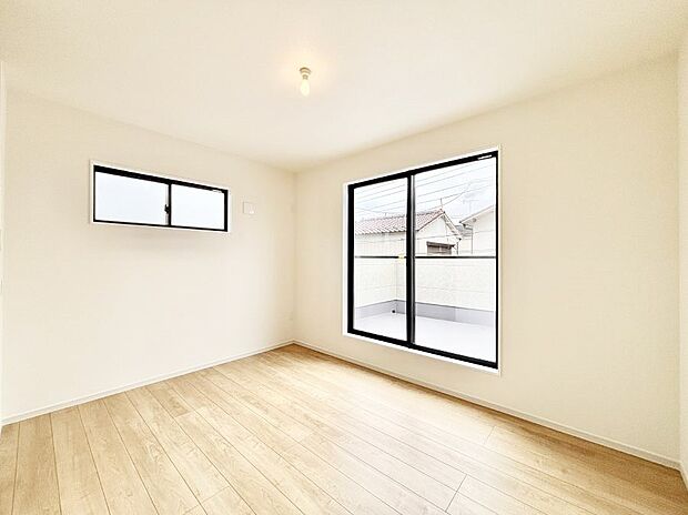 〜Bed Room〜　2面採光を確保した明るい室内は、風通しも良く、大変居心地の良い空間となっております。爽やかな風を感じて起きる朝は、快適生活の始まりに！日当たりや通風がとても良い住まい♪