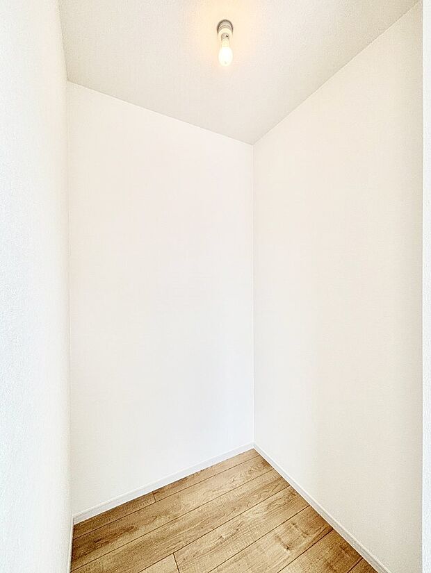 〜Walk-in Closet〜 たくさんの洋服をかけてもシワになりにくいウォークインクローゼット。洋服以外にも、普段使わない家電やスーツケース、ストック品など何でも片付く嬉しい空間です。