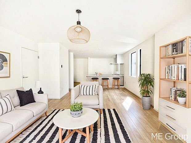 〜Living〜　家族の会話や笑顔が行き交うリビングです。子供が走ってる姿を見ながら、大きなソファやダイニングテーブルでゆったり食事をしたりくつろぎたい♪そんな夢が叶えられる空間です！※家具はCGです