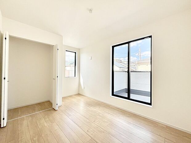 〜Bed Room〜　子供部屋はお子様にとって大変重な役割があります。子供一人で過ごす空間を与えることで、宿題や勉強時間も自然と増えまた自ら部屋の片付けや掃除なども促すことに繋がります。