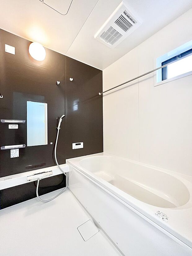 〜Bath Room〜　落ち着いた雰囲気の浴室で明日に向けてリフレッシュ。浴室乾燥機能も付いているので隣の洗濯機置き場で洗い上がった洗濯物を、雨の日も天気を気にせず乾燥させることも可能です。