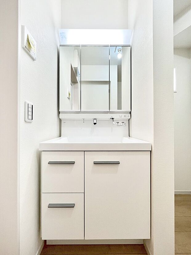 〜Dressing Room〜  清潔感溢れる色合いで統一されていると、スッキリと整った印象をうけます。  鏡の裏にはたっぷりと収納スペースを標準装備！  水廻りは、シンプルかつ機能性を重視して。