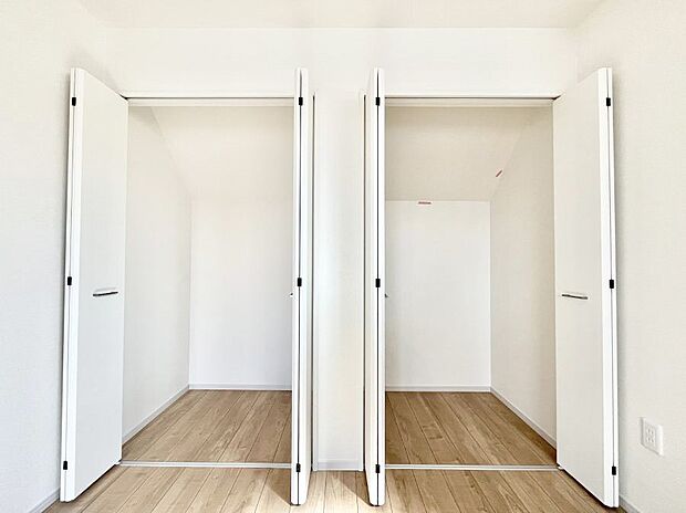 〜Closet〜　壁面クローゼットがあればタンスを置く必要がなく、出っ張りのないスッキリ空間を維持できます。限られたスペースを有効に活用できそう。季節の衣類や趣味の品などたっぷり収納出来ますね♪