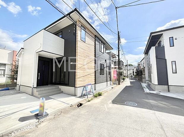 〜Exterior〜　前面道路：南西 4m 私道　前面道路は閑静な住宅地をはしる車通りの少ない道路。駐車の出し入れもらくらくです！ご不明点・現地見学のご希望は、お気軽にお問い合わせください！