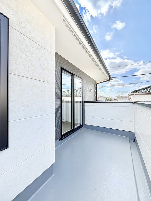 〜Balcony〜  バルコニーは温かい陽がさしこみ、お布団や洗濯物を気持ちよく干すことができます。  使いやすく開放的なバルコニーです♪陽ざしがたっぷり降り注ぐ、バルコニー付き住まい。  