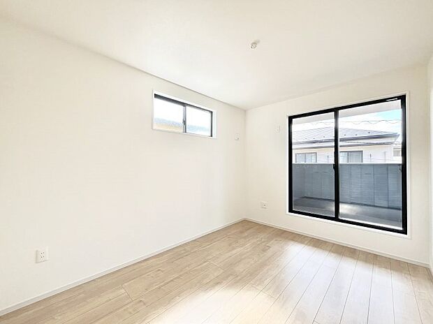 〜Bed Room〜　2面採光を確保した明るい室内は、風通しも良く、大変居心地の良い空間となっております。爽やかな風を感じて起きる朝は、快適生活の始まりに！日当たりや通風がとても良い住まい♪
