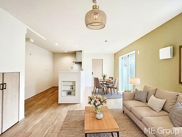 ◆2号棟◆〜Living〜 家族の会話や笑顔が行き交うリビングです。大きなソファやダイニングテーブルでゆったり食事をしたりくつろぎたい♪そんな夢が叶えられる空間です!※家具はCGです