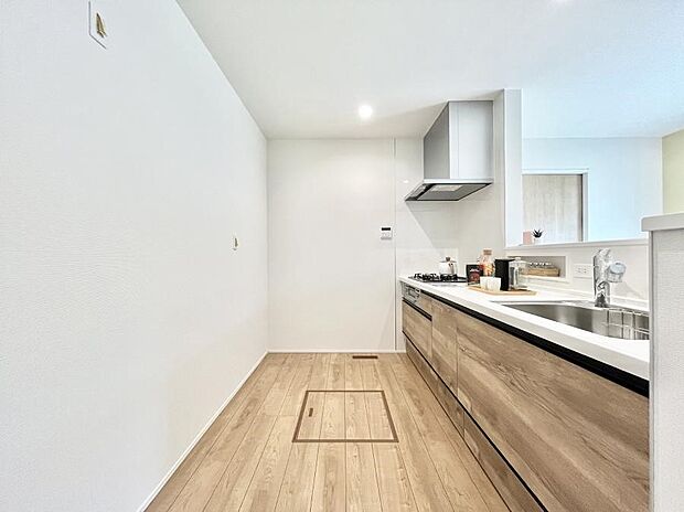 ◆2号棟◆〜Kitchen〜 リビングが見渡せるカウンターキッチン。 料理をしながら家族とコミュニケーションをとれるだけでなく、大きな開放感も得ることができます。