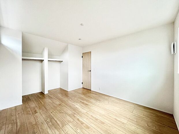 ◆2号棟◆〜Bed Room〜 全居室には収納クローゼットを完備!普段使いのお洋服や小物はもちろん、季節物のお洋服などもしっかりと整理整頓おしまい頂けます。 居室空間を広く使用できますね。