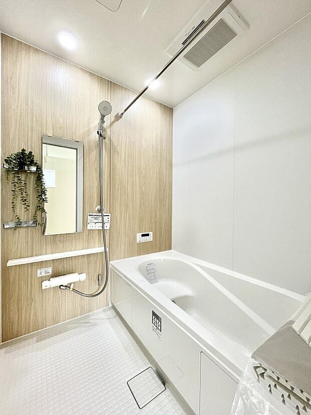 ◆2号棟◆〜Bath Room〜 落ち着いた雰囲気の浴室で明日に向けてリフレッシュ。浴室乾燥機能も付いているので洗い上がった洗濯物を、雨の日も天気を気にせず乾燥させることも可能です。