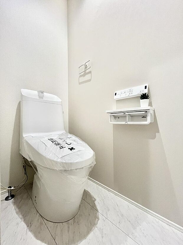 ◆2号棟◆〜Toilet〜 清潔感のある水回り♪トイレはウォシュレット付きです◎トイレは毎日使わざるを得ないもの。いつも清潔を保ちたいですね。トイレが2ヶ所あるので朝の混雑時に便利です!