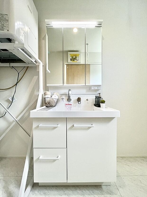 ◆2号棟◆〜Dressing Room〜 清潔感溢れる色合いで統一されていると、スッキリと整った印象をうけます。 鏡の裏にはたっぷりと収納スペースを標準装備!水廻りは、シンプルかつ機能性を重視して。