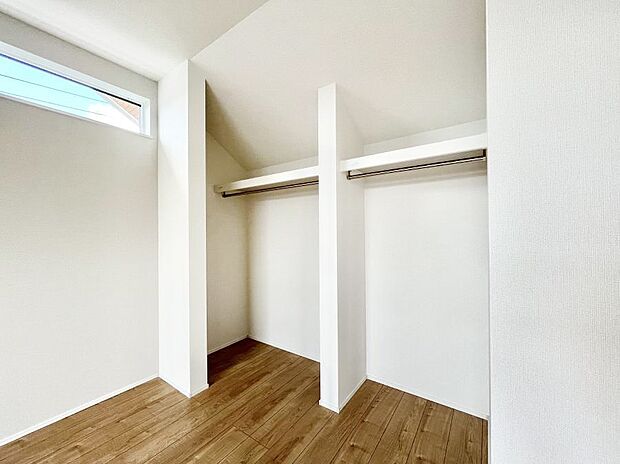 ◆2号棟◆〜Closet〜 壁面クローゼットがあればタンスを置く必要がなく、出っ張りのないスッキリ空間を維持できます。限られたスペースを有効に活用できそう。衣類や趣味の品などたっぷり収納出来ますね♪