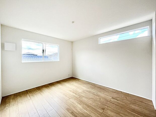 ◆2号棟◆〜Bed Room〜 2面採光を確保した明るい室内は、風通しも良く、大変居心地の良い空間となっております。爽やかな風を感じて起きる朝は、快適生活の始まりに!日当たりや通風がとても良い住まい♪