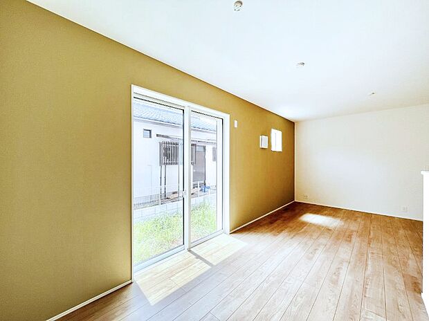 ◆2号棟◆〜Living〜 豊かな陽光がこの場所を照らしだす。光溢れるこの空間はみんなの笑顔が集う場所、時を忘れ、つきることのないたわいもない会話を楽しむ時間、たくさんの思いが綴られる場所。