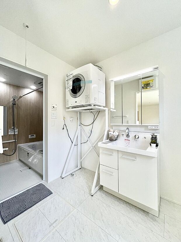 ◆2号棟◆〜Dressing Room〜 十分な大きさの洗面台は収納もさる事ながら、身だしなみチェックや歯磨きなど、朝の慌ただしい時間でもホテルライクなスペースで余裕とゆとりを感じて頂けます。