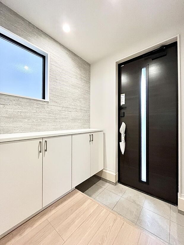 〜Entrance〜 家の中でお客様を迎える最初の場所である玄関は、家の印象そのものです!豊富な玄関収納で、常に綺麗に保つことが出来ます♪玄関にはたっぷり収納の下駄箱を完備!
