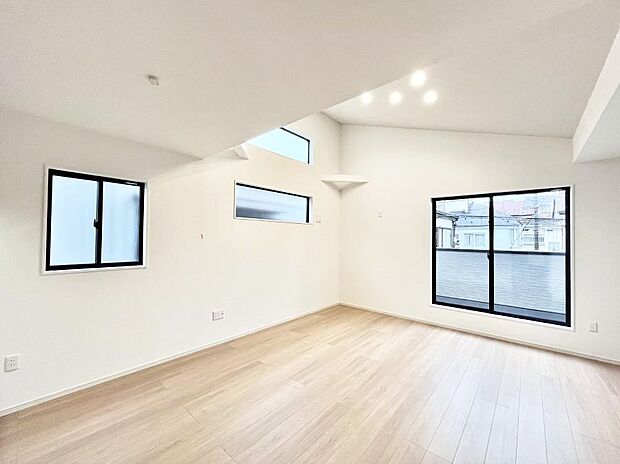 〜Living〜　飽きの来ないシンプルでおしゃれなLDK。大きな窓から日差しが差し込むので室内も明るく、家族の憩いの場としてピッタリです。開放感と日当たりの良さを是非ご覧ください！