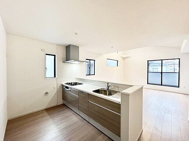 〜Kitchen〜　自然光が入る窓のあるキッチン☆毎日使う場所だからこそ、使い勝手を考慮しました。ゆったりとしたキッチンコーナーは質感豊かな仕上がりとなっております。