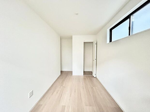 ~Bed Room~ 全居室には収納クローゼットを完備!普段使いのお洋服や小物はもちろん、季節物のお洋服などもしっかりと整理整頓おしまい頂けます。 居室空間を広く使用できますね。