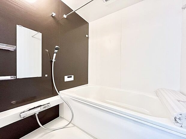 ~Bath Room~ ゆったりと足を伸ばして入浴することが可能!一日の疲れを癒す貴重なバスタイムです。お子様とご一緒でも十分な広さなので、リビングとは違った家族団欒のひと時をお楽しみいただけます。