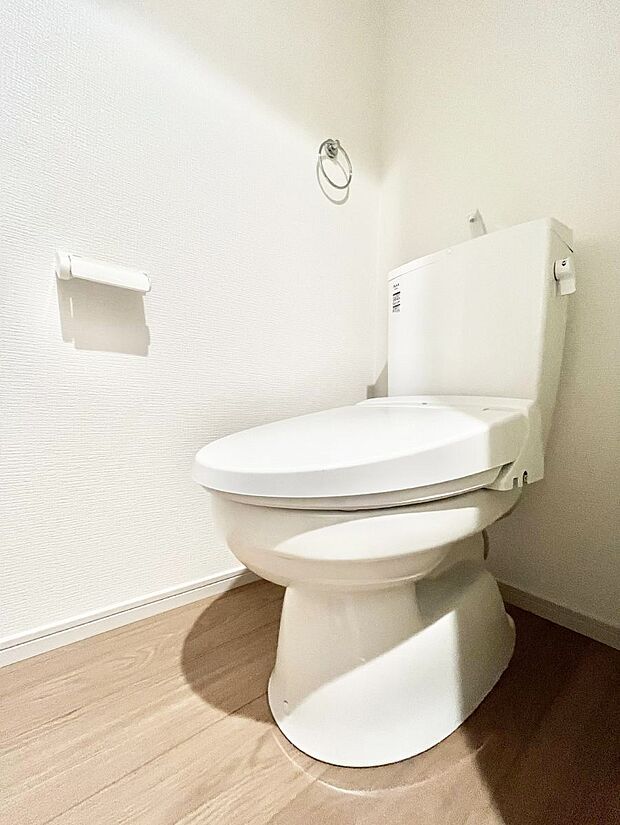 ~Toilet~ 綺麗・スッキリ・快適なウォシュレット付トイレでくつろげる空間です。トイレは毎日使わざるを得ないもの。いつも清潔を保ちたいですね。トイレが2ヶ所あるので朝の混雑時に便利です!