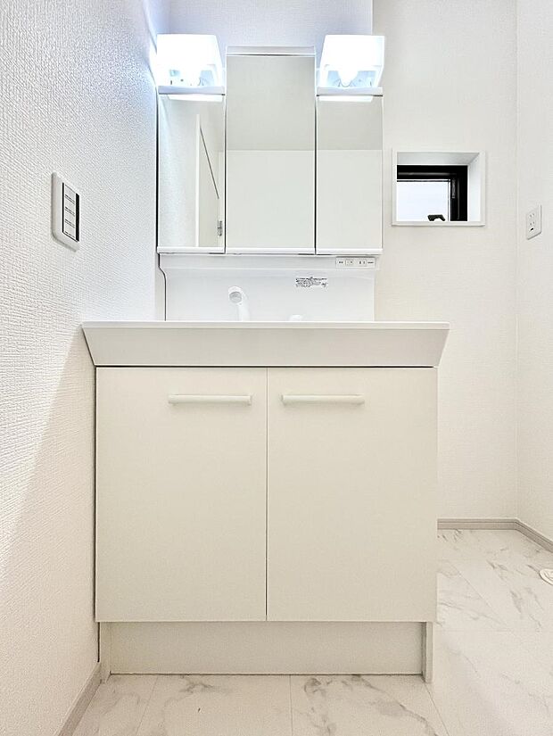 〜Dressing Room〜 清潔感溢れる色合いで統一されていると、スッキリと整った印象をうけます。 鏡の裏にはたっぷりと収納スペースを標準装備! 水廻りは、シンプルかつ機能性を重視して。