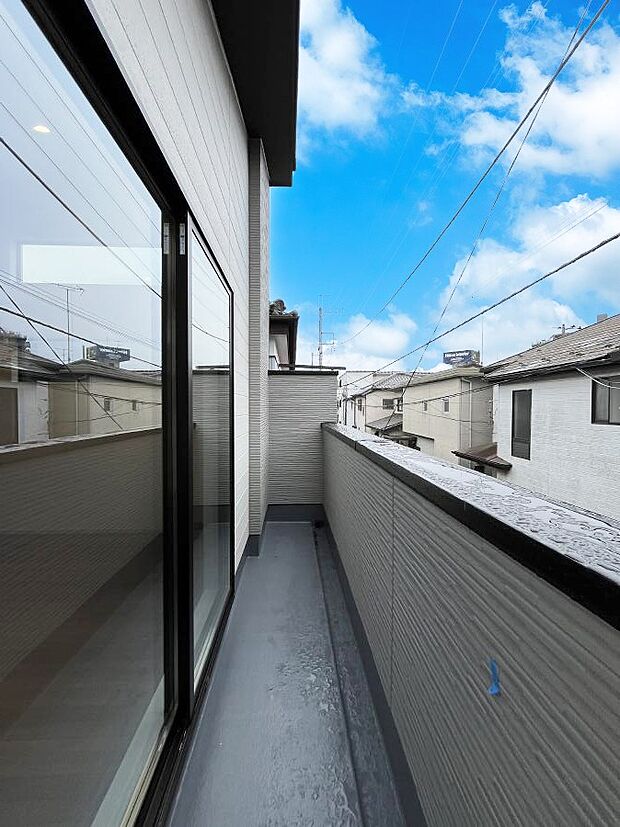 〜Balcony〜  バルコニーは温かい陽がさしこみ、お布団や洗濯物を気持ちよく干すことができます。  使いやすく開放的なバルコニーです♪陽ざしがたっぷり降り注ぐ、バルコニー付き住まい。  