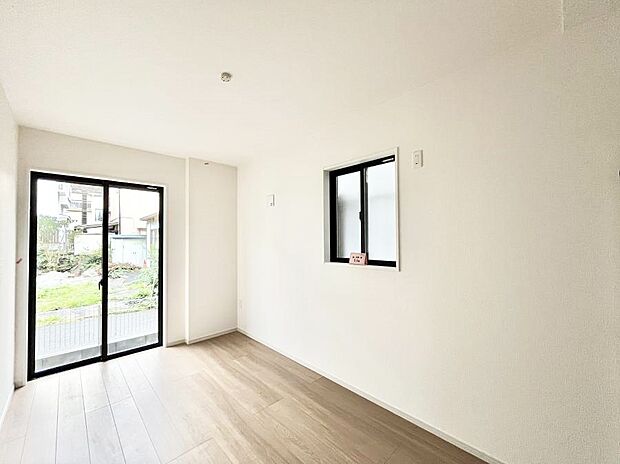 〜Bed Room〜 2面採光を確保した明るい室内は、風通しも良く、大変居心地の良い空間となっております。爽やかな風を感じて起きる朝は、快適生活の始まりに!日当たりや通風がとても良い住まい♪