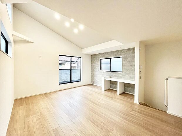 ~Living~ 日当たりのいい2階リビングはプライベート性も高く、落ち着いて暮らせます。ゆとりある暮らしと心地よい住環境が紡ぐ贅沢な時間をご家族みんなでお過ごし下さい。