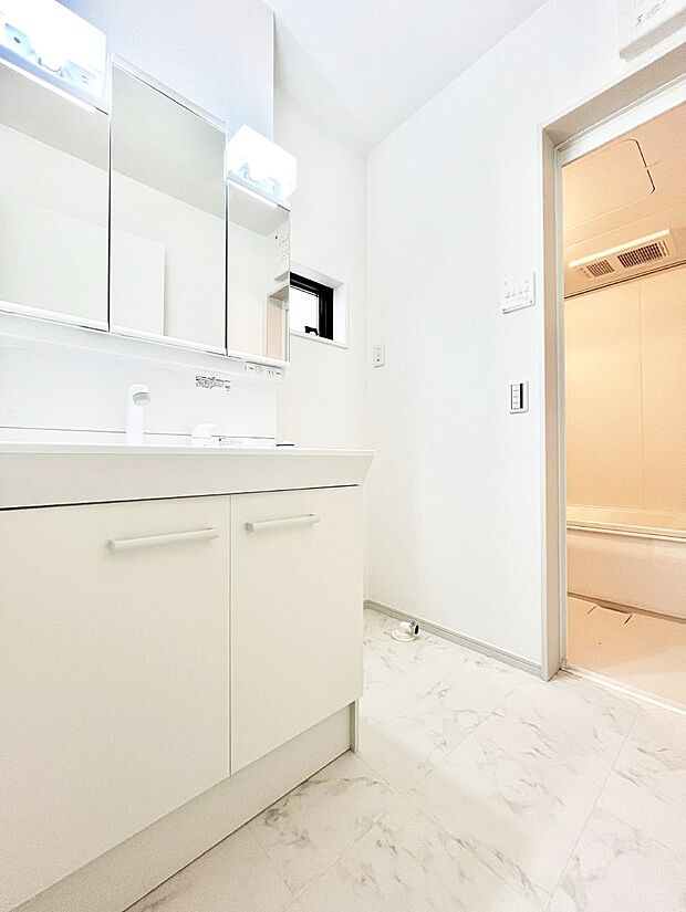 ~Dressing Room~ 暗くなりがちな洗面所も窓があると採光と換気が可能なので気持ちよくお使い頂けます。三面鏡タイプの洗面台は鏡裏収納で散らかりがちな洗面所もスッキリ♪