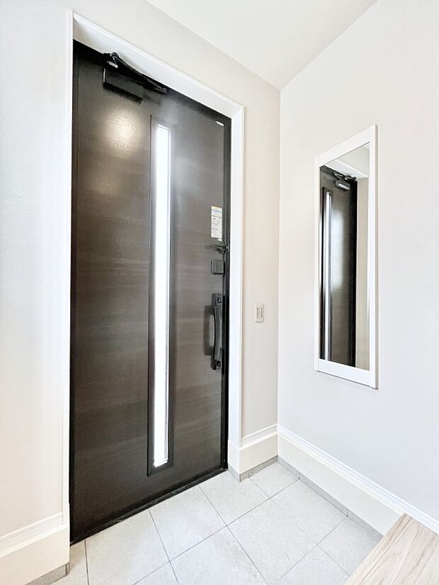 〜Entrance〜 玄関は家の顔といわれますが我が家のセンスをさりげなく感じさせる魅力ある玄関造りも楽しみの一つ。帰宅する度に家族がほっとできる心地よい空間造りも大切ですね♪