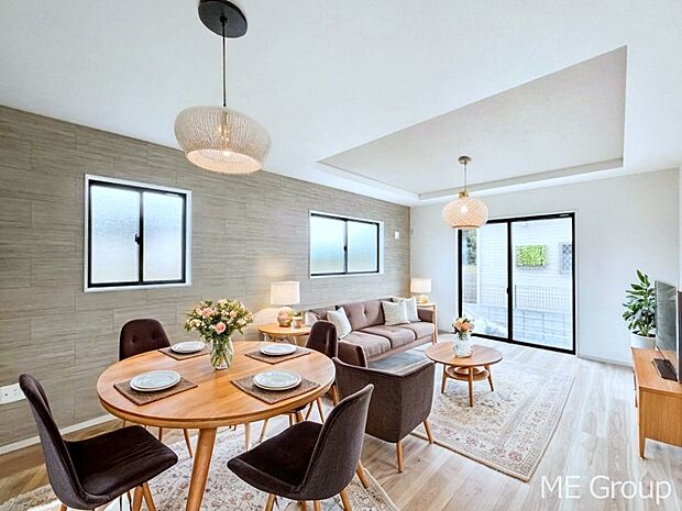 ~Living~ 家族の食事や団らんのほか、子どもを遊ばせたり、友人を招いたりするLDKは住まいの中心。長時間過ごす場所だから、その空間は住まい全体の居心地を左右します。 ※家具はCGです