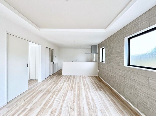 ~Living~ 飽きの来ないシンプルでおしゃれなLDK。大きな窓から日差しが差し込むので室内も明るく、家族の憩いの場としてピッタリです。開放感と日当たりの良さを是非ご覧ください!