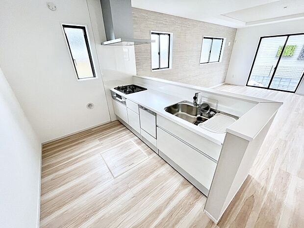 ~Kitchen~ リビングが見渡せるカウンターキッチン。 料理をしながら家族とコミュニケーションをとれるだけでなく、大きな開放感も得ることができます。 お子様の成長も感じることができますね!