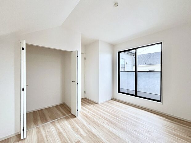 ~Bed Room~ 居室には収納クローゼットを完備!普段使いのお洋服や小物はもちろん、季節物のお洋服などもしっかりと整理整頓おしまい頂けます。 居室空間を広く使用できますね。