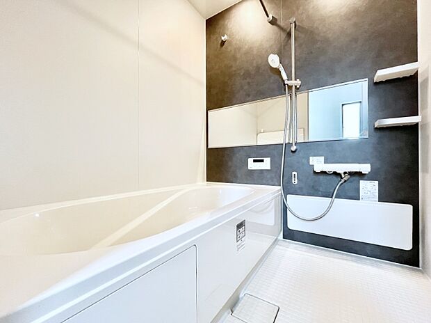 ~Bath Room~ 落ち着いた雰囲気の浴室で明日に向けてリフレッシュ。浴室乾燥機能も付いているので隣の洗濯機置き場で洗い上がった洗濯物を、雨の日も天気を気にせず乾燥させることも可能です。