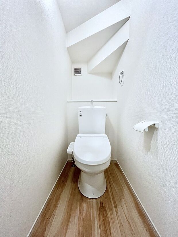 〜Toilet〜  綺麗・スッキリ・快適なウォシュレット付トイレでくつろげる空間です。  トイレは毎日使わざるを得ないもの。いつも清潔を保ちたいですね。  トイレが2ヶ所あるので朝の混雑時に便利です！