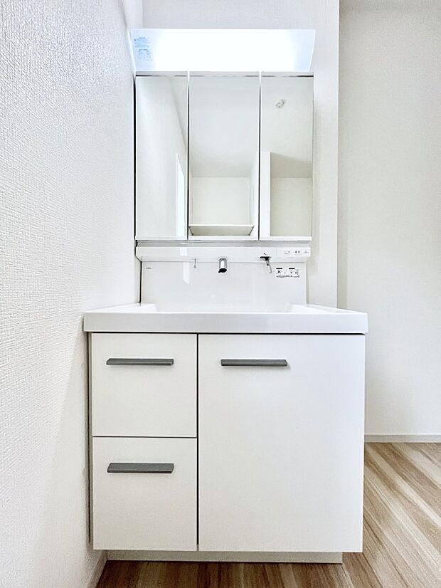 ~Dressing Room~ 清潔感溢れる色合いで統一されていると、スッキリと整った印象をうけます。 鏡の裏にはたっぷりと収納スペースを標準装備! 水廻りは、シンプルかつ機能性を重視して。