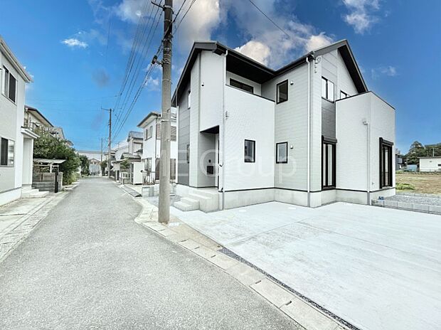 〜Exterior〜 前面道路は閑静な住宅地をはしる車通りの少ない道路。駐車の出し入れもらくらくです!ご不明点・現地見学のご希望は、お気軽にお問い合わせください!