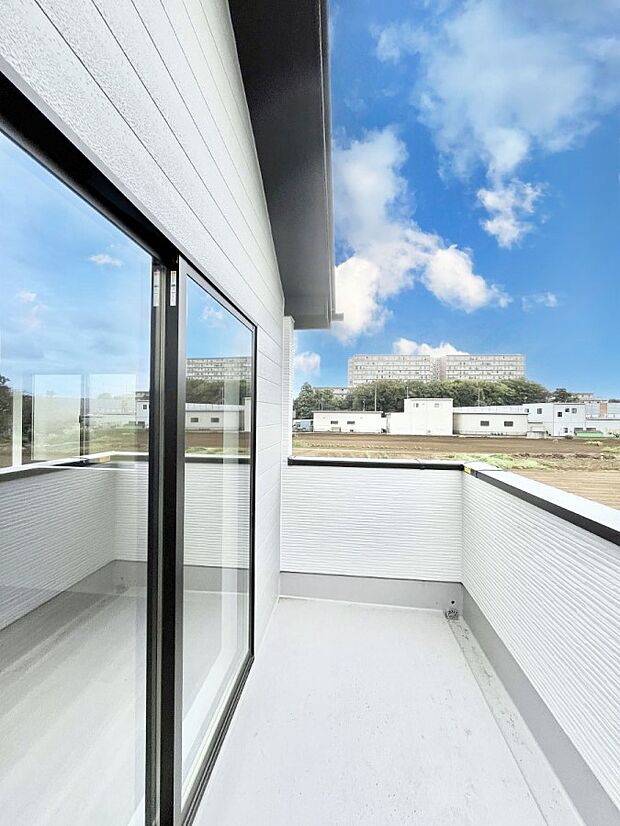 〜Balcony〜 バルコニーは温かい陽がさしこみ、お布団や洗濯物を気持ちよく干すことができます。 使いやすく開放的なバルコニーです♪陽ざしがたっぷり降り注ぐ、バルコニー付き住まい。