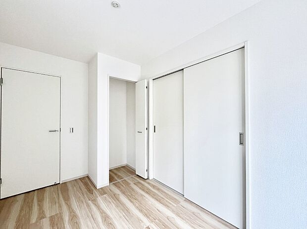 〜Bed Room〜 木の温もりがやさしいフローリングは安らぎをもたらすプライベート空間。明るめのフローリングですので、壁紙ともマッチし、お部屋を更に広く見せてくれる効果も。