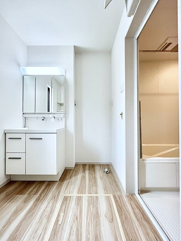 〜Dressing Room〜  十分な大きさの洗面台は収納もさる事ながら、身だしなみチェックや歯磨きなど、朝の慌ただしい時間でもホテルライクなスペースで余裕とゆとりを感じて頂けます。