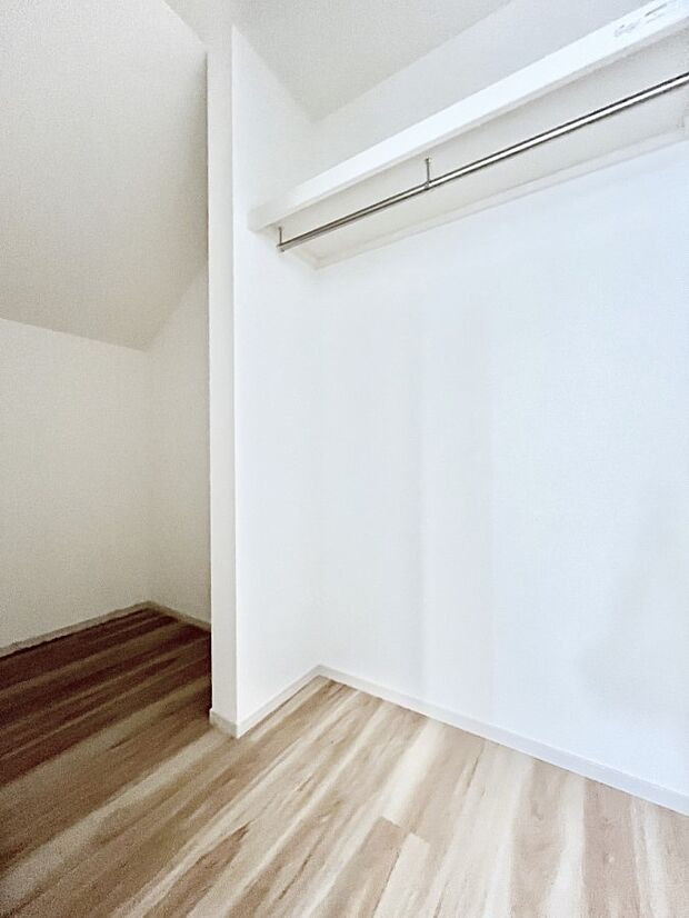 〜Walk-in Closet〜　必要なものやコーディネートを一覧して確認でき、身支度や準備が短時間で済むウォークインクローゼットを設置しました。家の中をすっきりとさせる便利な収納スペースです。