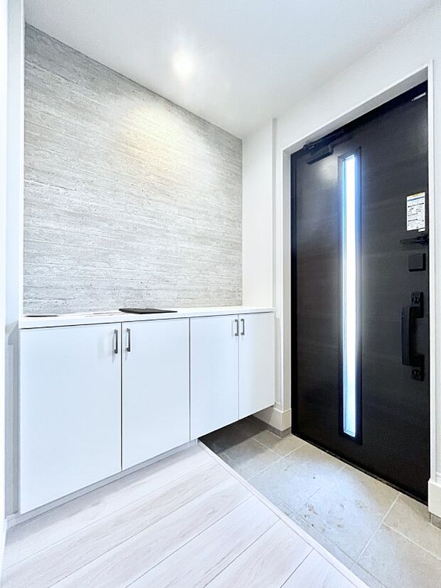 〜Entrance〜　玄関は家の顔といわれますが我が家のセンスをさりげなく感じさせる魅力ある玄関造りも楽しみの一つ。帰宅する度に家族がほっとできる心地よい空間造りも大切ですね♪